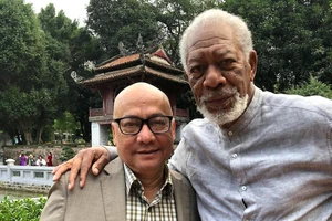 Tài tử Morgan Freeman làm phim ở Văn Miếu, Tòa thánh Tây Ninh