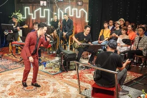 Lê Hiếu bỗng tươi mới hơn khi bên cạnh ban nhạc Anh Em