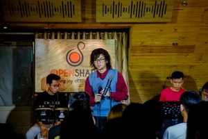 Không ai nhận ra Hoài Lâm làm phục vụ quán cà phê 