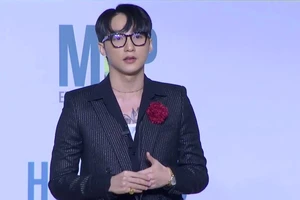 Sơn Tùng M-TP chính thức xuất hiện với gậy và vai trò chủ tịch
