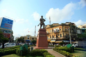 Tượng Phan Đình Phùng ở Sài Gòn vào phim Mỹ