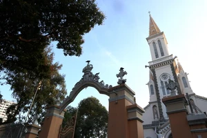 Nhà thờ, chùa vắng tín đồ và những lời cầu nguyện riêng tư