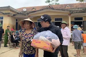 1.400 thùng mì đã đến tận tay người dân miền Trung