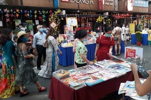 Đường sách TP.HCM doanh thu nửa tỉ vào dịp Tết