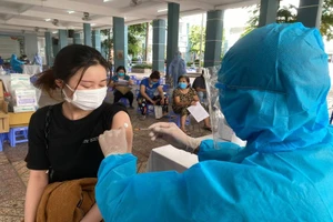 TP.HCM: Không yêu cầu người tái khám, tiêm vaccine phải có giấy đi đường