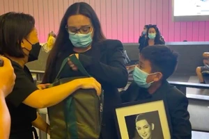 Con gái đón tro cốt ca sĩ Phi Nhung và tiếp tục làm thiện nguyện thay mẹ