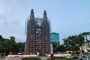 Chiếu sáng hai thánh giá đỉnh tháp chuông nhà thờ Đức Bà mùa Giáng sinh