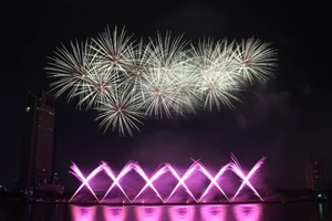 Ba Lan 'chơi' pháo hoa trên nền 25 bài hát