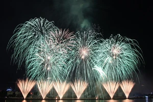 Đội pháo hoa Pháp vẽ 'chuyến tàu tình bạn' trên sông Hàn