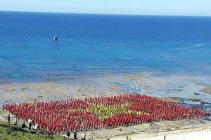 3.000 người xếp cờ Tổ quốc, hát Quốc ca giữa đảo Lý Sơn