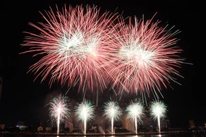 Ngắm loạt pháo hoa giúp Ý vô địch DIFF 2018 