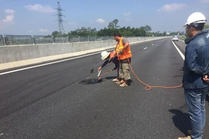 Xem xét dừng thu phí cao tốc Đà Nẵng-Quảng Ngãi vì ổ gà