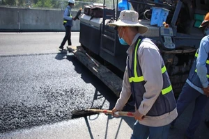 Cận cảnh cao tốc Đà Nẵng-Quảng Ngãi đang cào lên làm lại