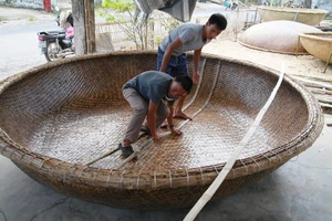 Nghề đan thuyền thúng cho ngư trường Hoàng Sa