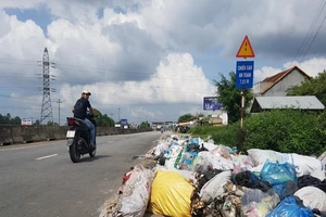Quảng Ngãi: Quốc lộ 1 hóa thành bãi rác khổng lồ