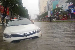 Mưa lớn xuyên đêm, Đà Nẵng chìm trong biển nước