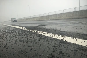 Cao tốc Đà Nẵng - Quảng Ngãi lại “mọc” loạt ổ gà sau mưa lớn