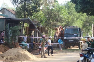 Bom nổ, 10 căn nhà bị hư hại