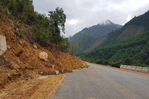 Cận cảnh sạt lở taluy cao tốc La Sơn – Túy Loan