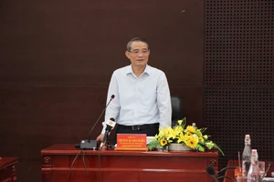 'Cán bộ đi đối ngoại có biết uống rượu vang thế nào không?'