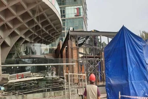 Đà Nẵng cưỡng chế nhà hàng xây trái phép sát sông Hàn 