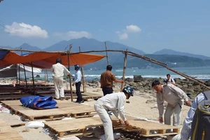 Đà Nẵng: Tháo dỡ hàng chục lều bạt bao vây ghềnh Nam Ô