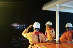 Xuyên đêm cấp cứu ngư dân nguy kịch trên biển ngày lễ