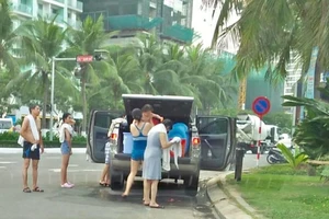 Khách đỗ ô tô, tắm ngay tại con đường đẹp nhất ven biển