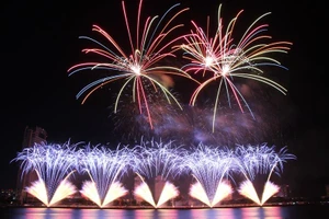 Ngỡ ngàng trước hàng vạn quả pháo hoa “đốt cháy” sông Hàn