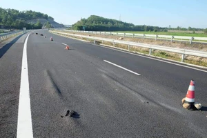 Sau ổ gà, cao tốc Đà Nẵng-Quảng Ngãi xuất hiện ‘sóng trâu’