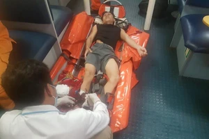 Xuyên đêm ‘cưỡi’ sóng cứu ngư dân nguy kịch gần Hoàng Sa 