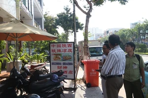 Hàng chục cửa hàng bị xử lý vì biển hiệu toàn chữ Trung Quốc