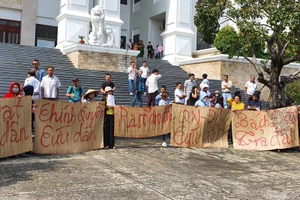 Gần 300 người bức xúc khi đại diện Bách Đạt An không đến tòa