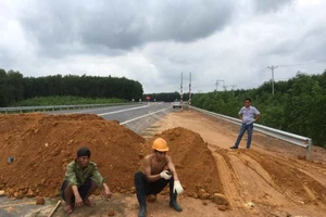 Barie bằng đất ngăn xe chạy chui trên cao tốc La Sơn-Túy Loan