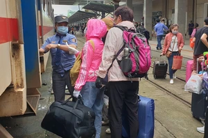 Đà Nẵng: Người dân kín mít khẩu trang đi vào Nam sau tết