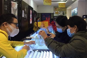 Đà Nẵng: Bịt kín khẩu trang đi mua vàng ngày vía Thần Tài