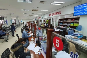 Ngồi ở nhà đăng ký thành lập doanh nghiệp tại Đà Nẵng