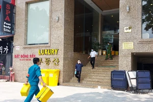 Dịch COVID-19: 49 người cùng chuyến bay với bệnh nhân 68 