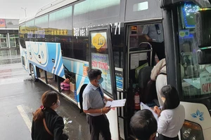 Bến xe Đà Nẵng đón khách trở lại trong ngày mưa tầm tã