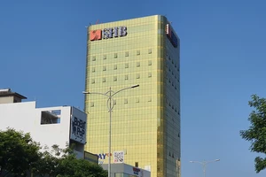 SHB xin phủ film chống phản quang tòa nhà gây 'nhức mắt'