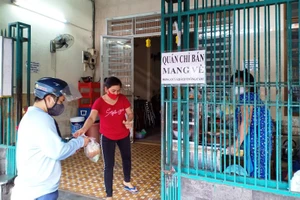 Đà Nẵng dừng toàn bộ việc bán hàng qua mạng, bán mang về từ 13 giờ ngày 30-7. Ảnh: TẤN VIỆT