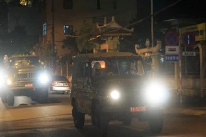 Đà Nẵng: Quân đội phun khử khuẩn toàn quận Sơn Trà chiều 3-8
