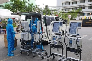 Thêm 5 máy thở hiện đại gần 3 tỉ đồng trao cho BV Đà Nẵng