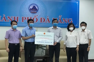 TP Hải Phòng trao tặng Đà Nẵng 5 tỉ đồng và 200.000 khẩu trang y tế. Ảnh: TẤN VIỆT