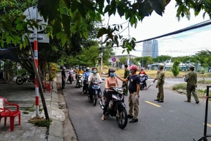 Một tổ công tác COVID-19 cộng đồng làm nhiệm vụ tại quận Sơn Trà. Ảnh: NHĐ