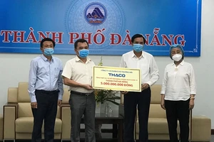 THACO tặng Đà Nẵng thiết bị y tế phòng chống dịch COVID-19 trị giá 5 tỉ đồng. Ảnh: TẤN VIỆT