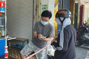 Người dân Đà Nẵng hồ hởi đi mua đồ ăn mang về