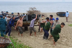 Ngư dân Đà Nẵng đội mưa kéo thuyền thúng chạy bão số 5