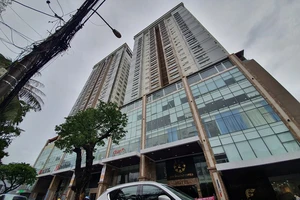 Khách hàng đội mưa đòi sổ hồng tại chung cư cao cấp