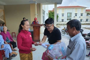 Bà con xã đảo xúc động khi nhận quà hỗ trợ sau bão số 9